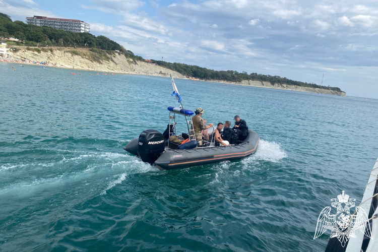 Водолазы Росгвардии в Геленджике пришли на помощь оказавшимся в открытом море людям во время шторма