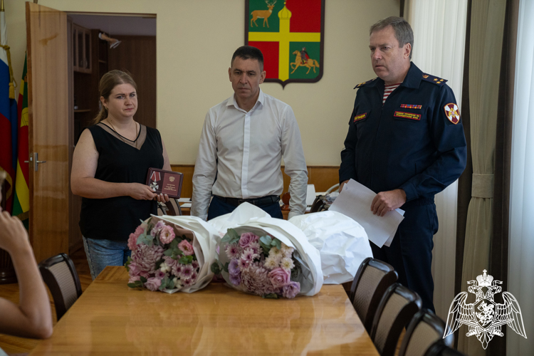 Орден Мужества передали семье погибшего сотрудника Росгвардии из Красноармейского района