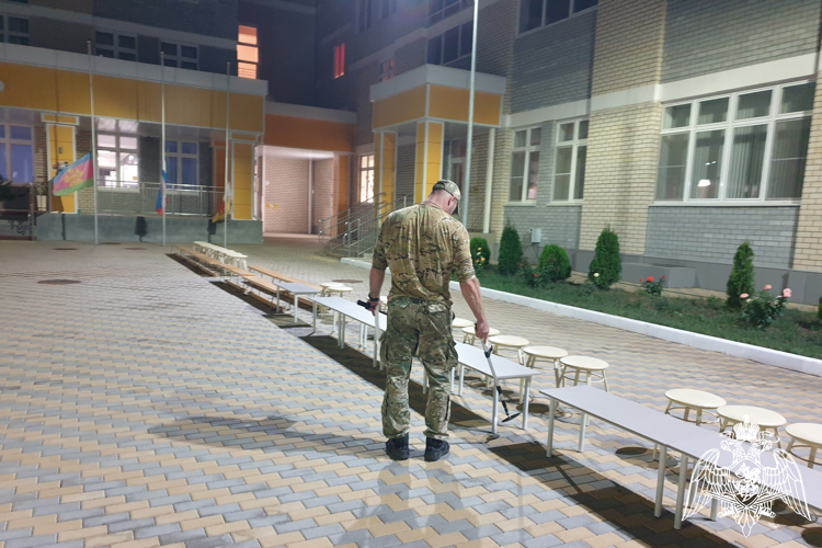 Сотрудники Росгвардии обеспечили правопорядок во время первых звонков на Кубани