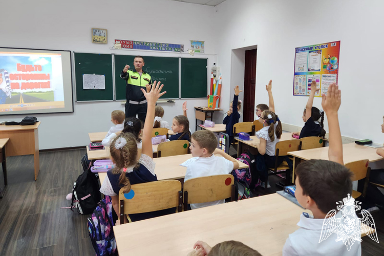 В Краснодаре офицер ВАИ провел профилактическое занятие со школьниками 