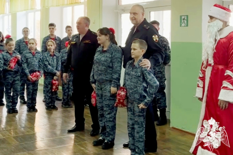 В Усть-Лабинске сотрудники Росгвардии поздравили с наступающим Новым годом ребят из подшефных классов