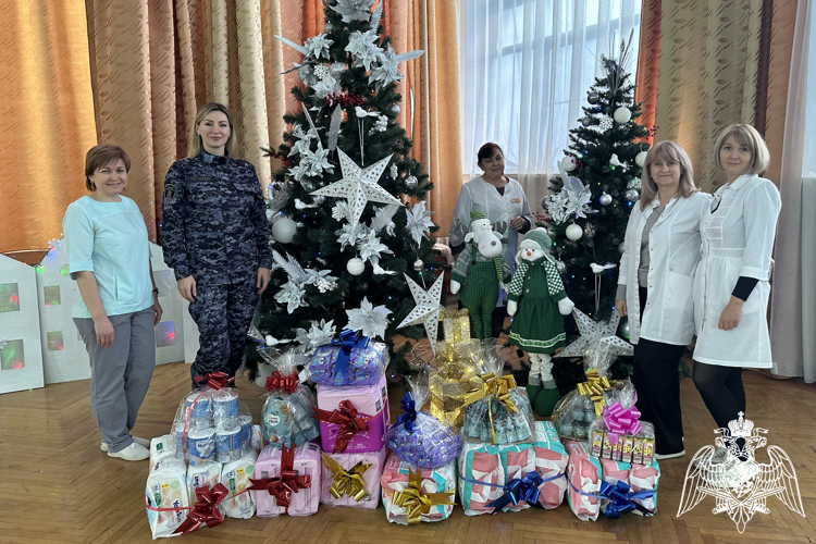 На Кубани росгвардейский Дед Мороз продолжает новогоднюю эстафету добрых дел