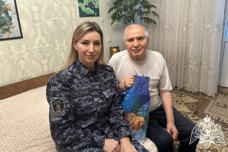 На Кубани росгвардейский Дед Мороз продолжает новогоднюю эстафету добрых дел