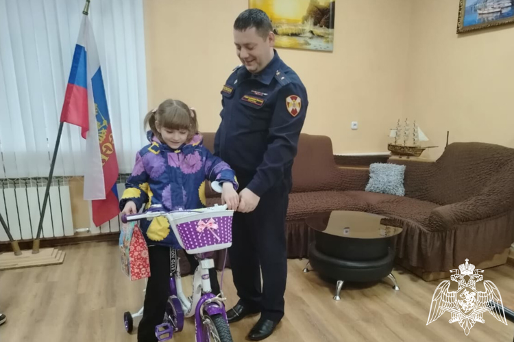 На Кубани росгвардейский Дед Мороз продолжает новогоднюю эстафету добрых дел