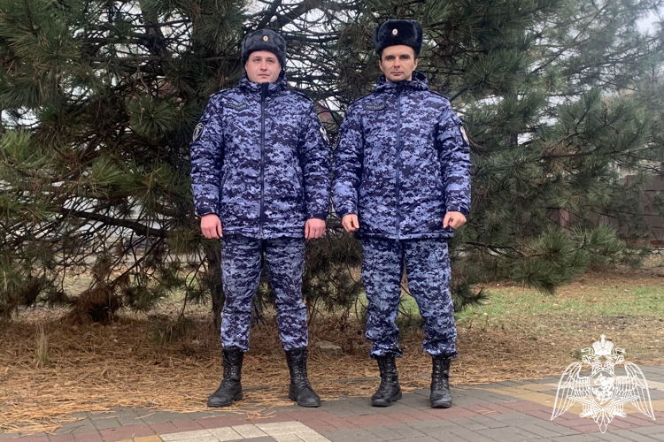 В Тихорецке росгвардейцы пришли на помощь потерявшей сознание женщине