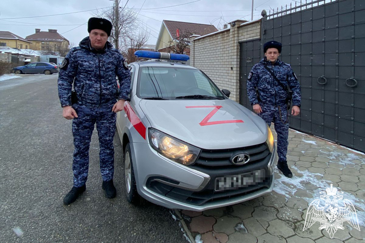 В Краснодаре росгвардейцы спасли пенсионеров из пожара