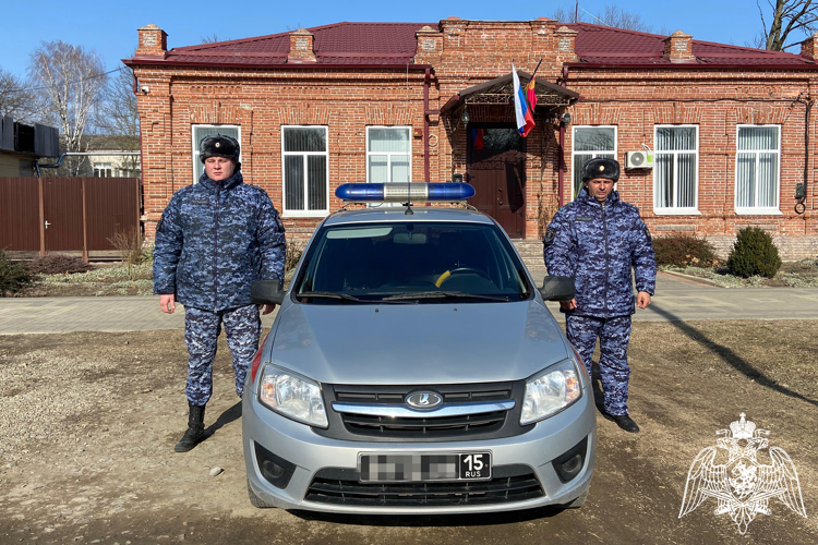 В Калининской сотрудники Росгвардии оказали помощь пожилому мужчине с переломом ноги