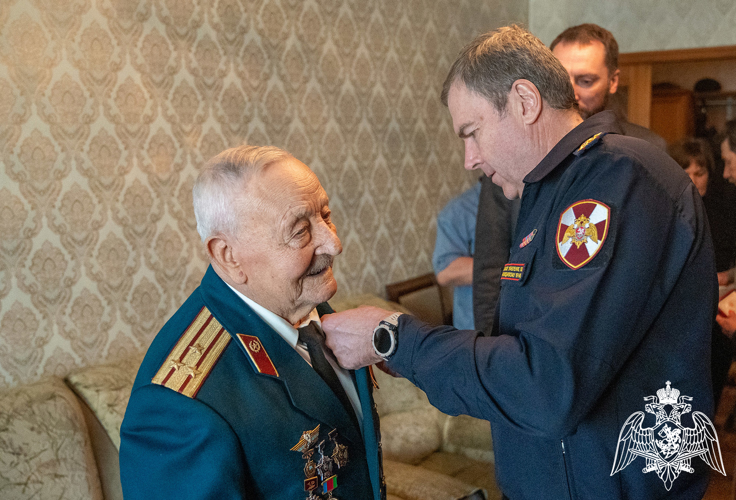 На Кубани ветерану войск правопорядка вручили юбилейную медаль к 80-летию Победы 
