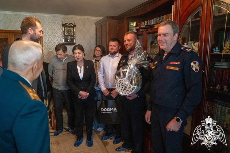 На Кубани ветерану войск правопорядка вручили юбилейную медаль к 80-летию Победы 