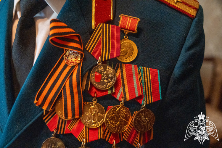 На Кубани ветерану войск правопорядка вручили юбилейную медаль к 80-летию Победы 