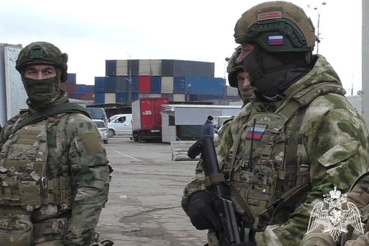 При содействии ОМОН Росгвардии проведен рейд на оптовом рынке в Новороссийске