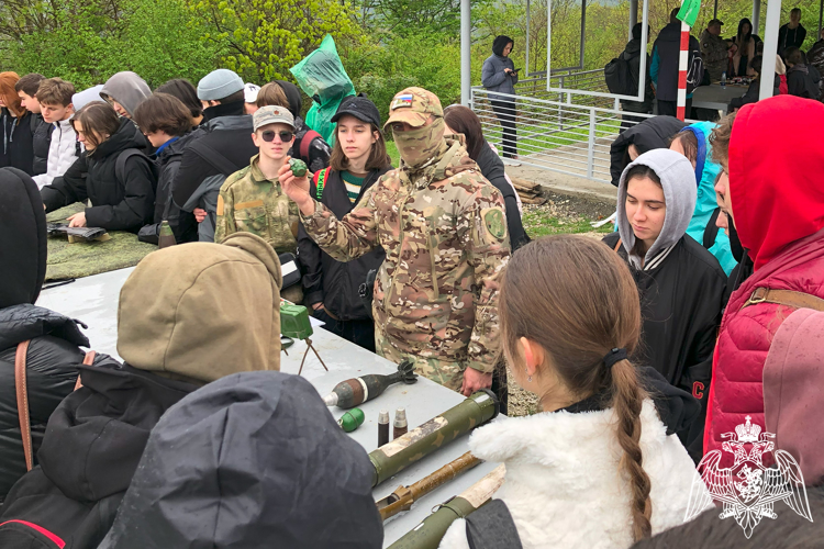 Сотрудники ОМОН познакомили студентов со своей службой в Сочи