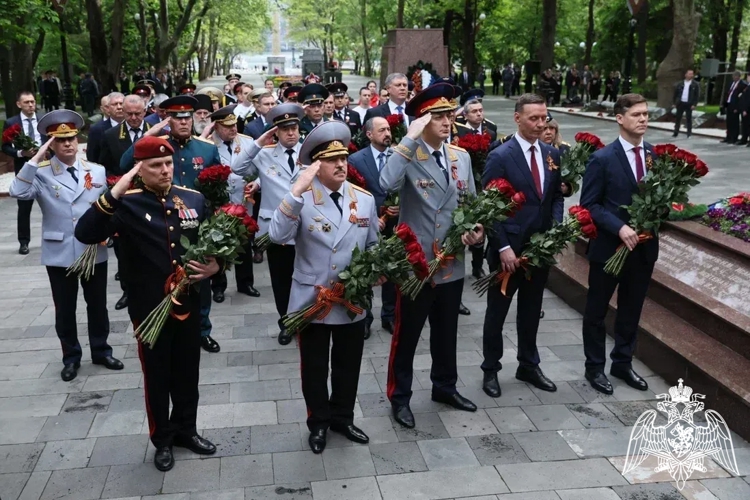 В День Победы руководитель регионального управления Росгвардии принял участие в возложении цветов к Вечному огню в Новороссийске