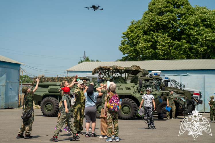 Воспитанники летнего лагеря побывали в гостях у спецподразделения Росгвардии в Краснодаре 