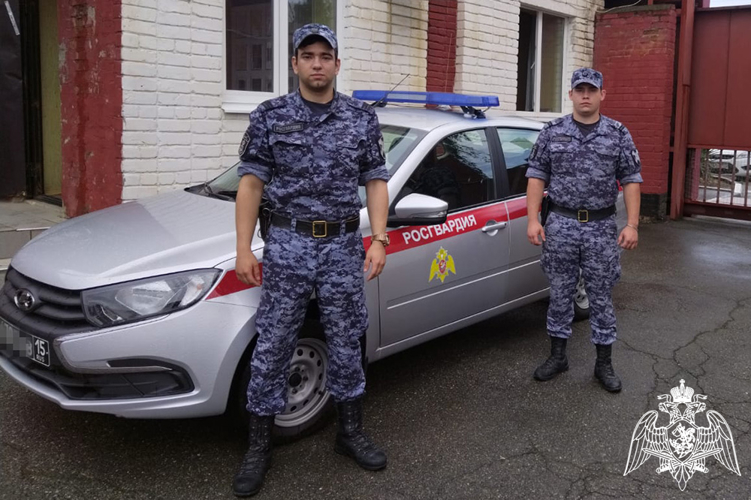 В Армавире росгвардейцы помогли пострадавшему в ДТП 