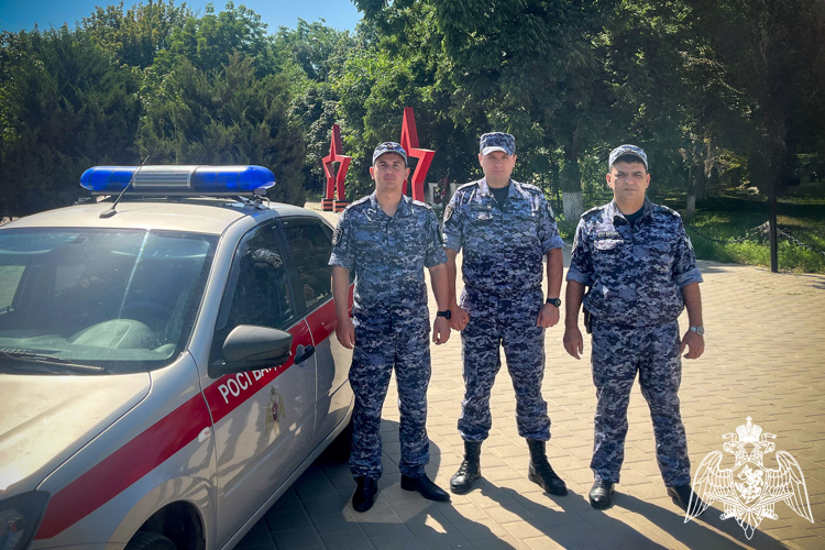 Потерявшей сознание девушке пришли на помощь росгвардейцы в Краснодаре