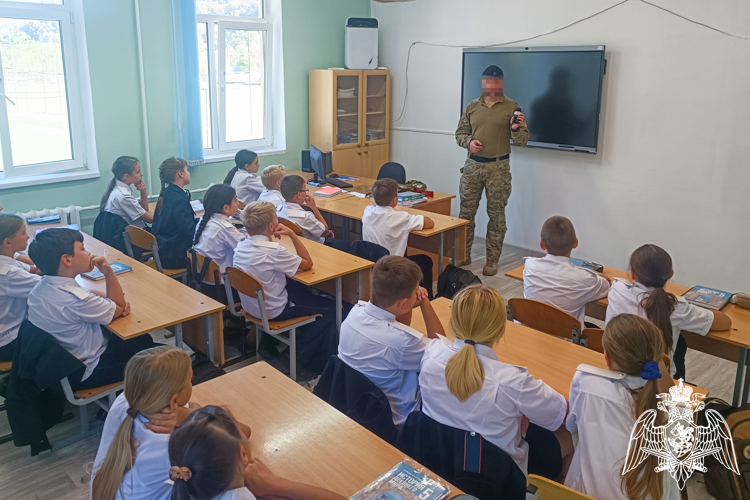 В Сочи росгвардеец провел занятие по основам первой помощи для учеников подшефного класса