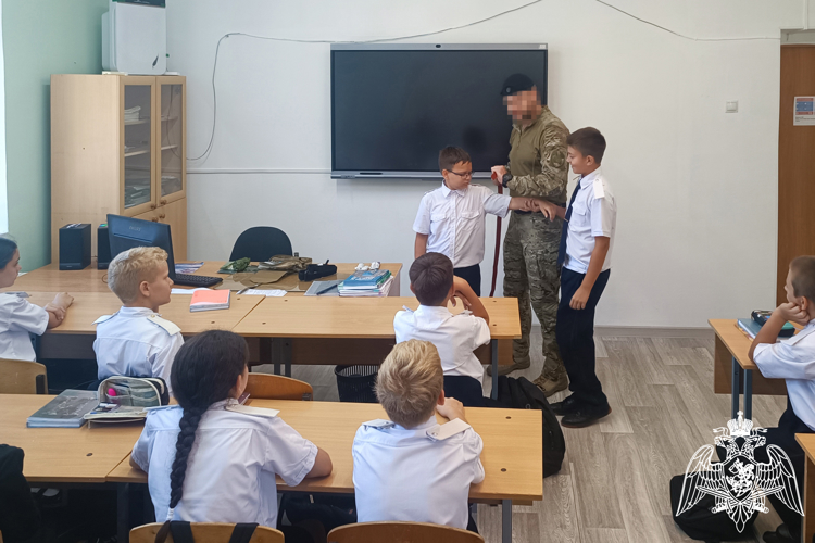 В Сочи росгвардеец провел занятие по основам первой помощи для учеников подшефного класса