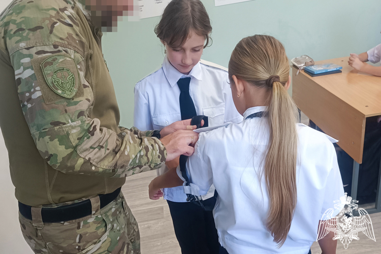 В Сочи росгвардеец провел занятие по основам первой помощи для учеников подшефного класса