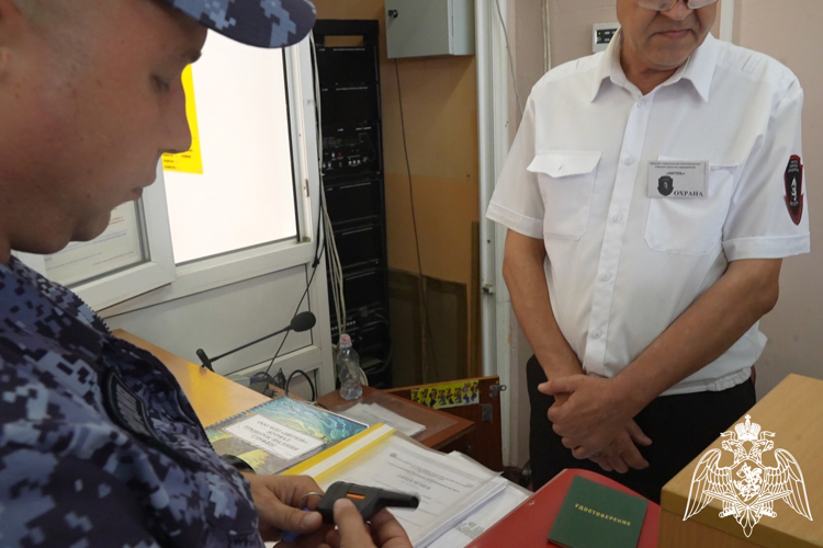 В Краснодаре росгвардейцы проверили работоспособность «тревожных» кнопок на избирательных участках