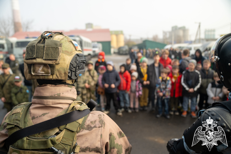 Школьники и студенты поздравили краснодарский ОМОН с 37-летием