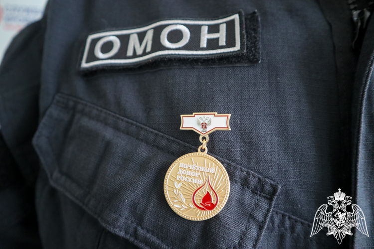 В Краснодаре сотрудникам ОМОН вручили знаки «Почетный донор России» 