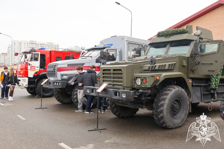 Росгвардия на Кубани провела День открытых дверей для школьников 