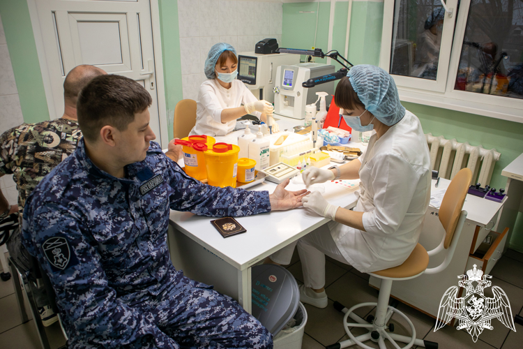 В новогодней донорской акции приняли участие росгвардейцы на Кубани