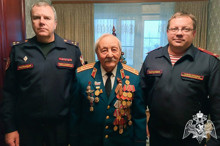 Кубанские росгвардейцы поздравили ветерана Великой Отечественной войны и войск правопорядка с 98-летием