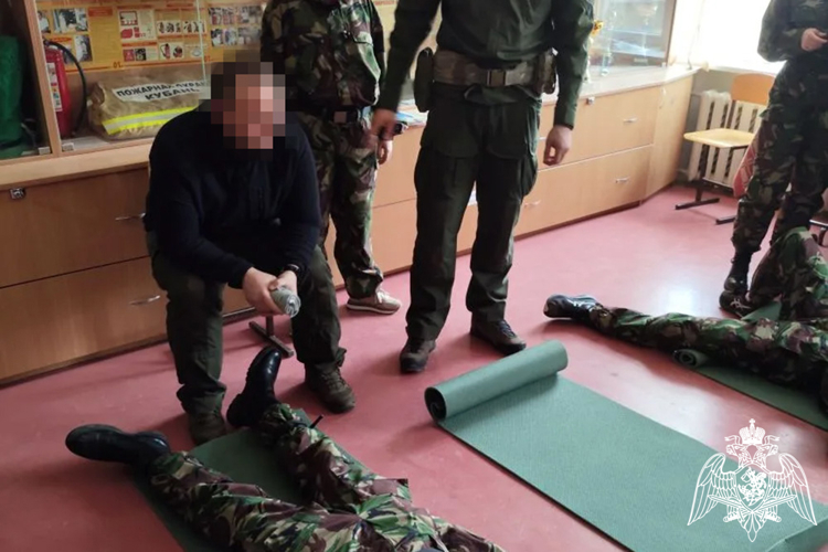Сотрудник СОБР провел занятия по оказанию первой помощи для учеников подшефного класса в Абинске