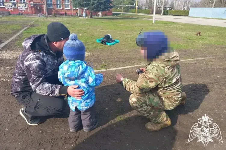 Росгвардейцы представили выставку техники и вооружения на благотворительной ярмарке в Красноармейском районе