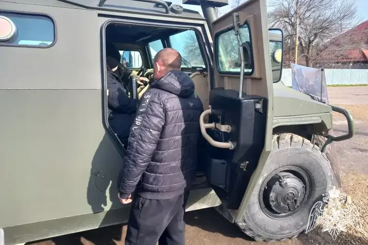 Росгвардейцы представили выставку техники и вооружения на благотворительной ярмарке в Красноармейском районе