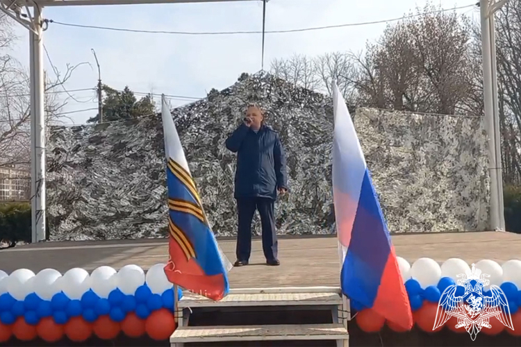 Росгвардейцы представили выставку техники и вооружения на благотворительной ярмарке в Красноармейском районе