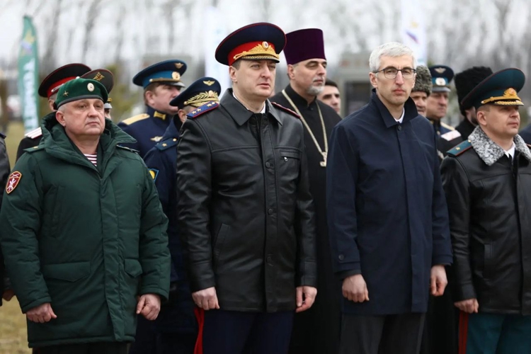 В День защитника Отечества начальник регионального управления Росгвардии принял участие в возложении цветов
