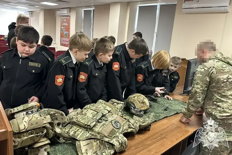 В Сочи кадеты подшефных классов Росгвардии посетили базу ОМОН