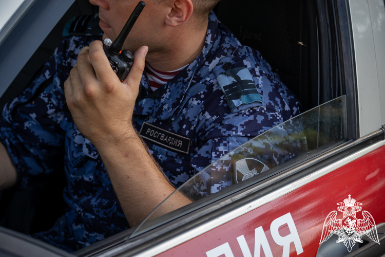 Двое жителей Абинска задержаны по подозрению в краже серебряных украшений из магазина