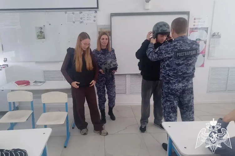 Росгвардейцы провели урок мужества для воспитанников «Орленка»