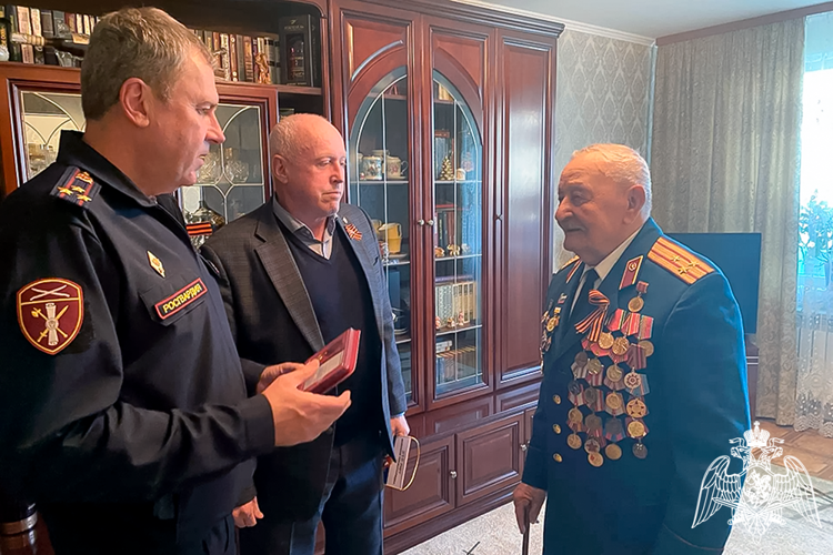 В Краснодаре росгвардейцы поздравили ветерана с 81-й годовщиной Победы