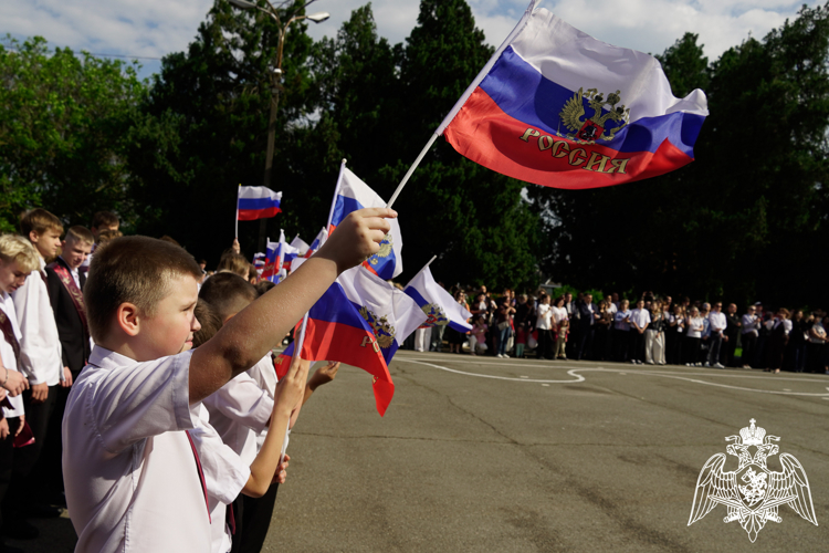 Сотрудники Росгвардии поздравили выпускников и отметили лучших учеников профильных классов в Усть-Лабинске