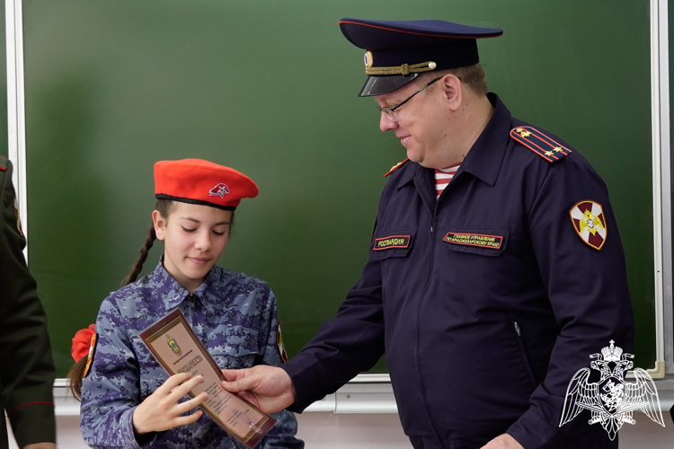 Сотрудники Росгвардии поздравили выпускников и отметили лучших учеников профильных классов в Усть-Лабинске