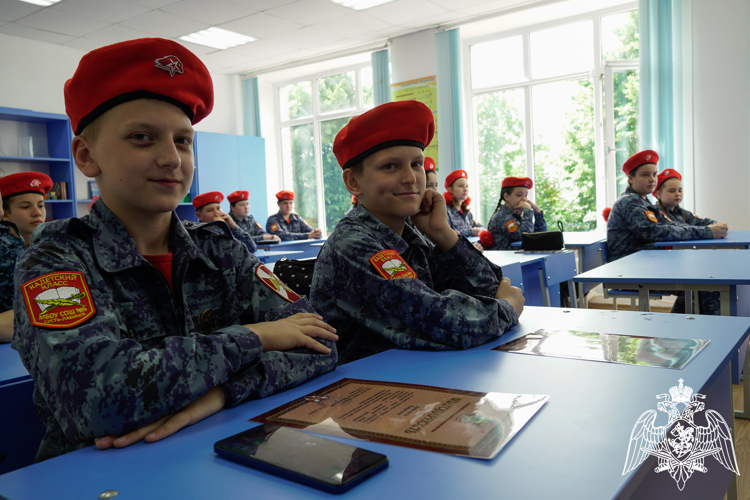 Сотрудники Росгвардии поздравили выпускников и отметили лучших учеников профильных классов в Усть-Лабинске