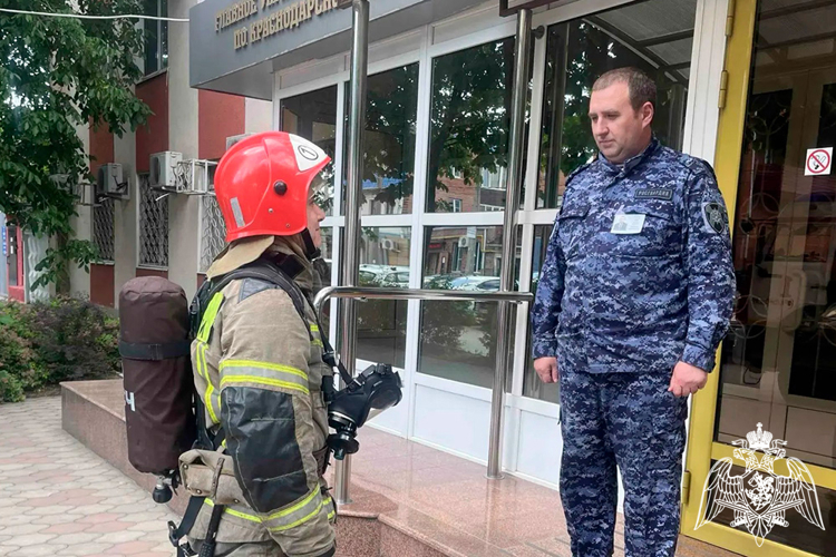В Краснодаре сотрудники Росгвардии и пожарные МЧС России ликвидировали условное возгорание в административном здании