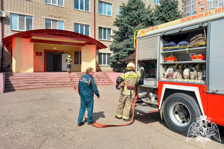 В Краснодаре росгвардейцы и сотрудники МЧС России отработали действия при условном пожаре