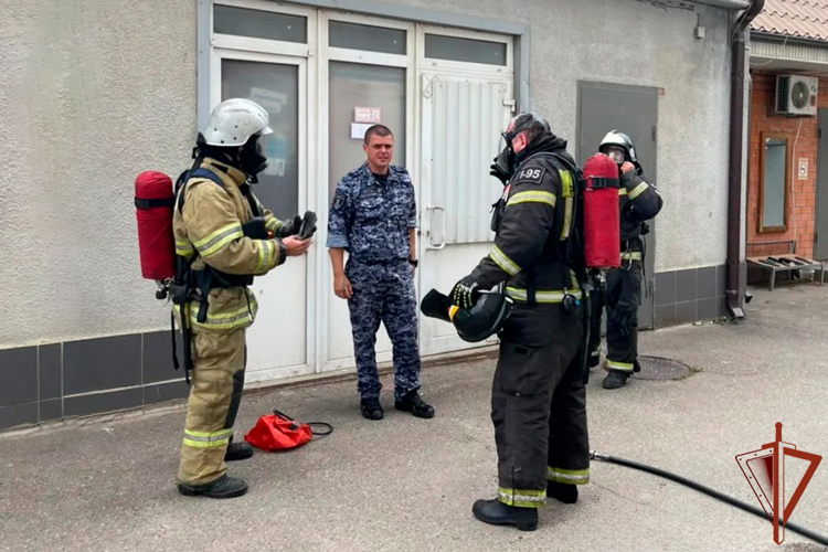 В Краснодаре сотрудники Росгвардии и пожарные МЧС России провели совместные учения 