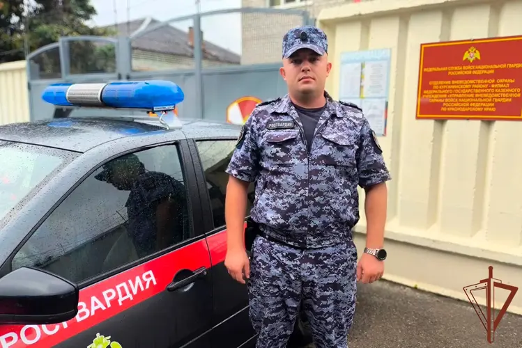 Росгвардеец спас из огня пожилую женщину в Курганинске