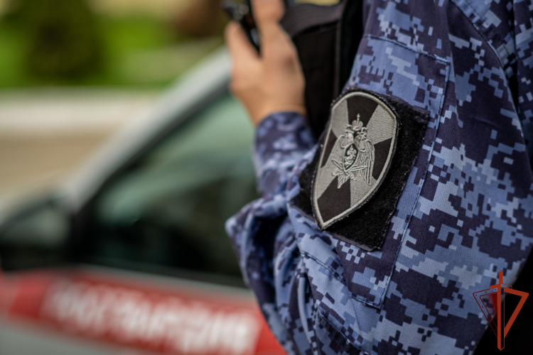 Росгвардейцы задержали мужчину, повредившего дверь краснодарского супермаркета