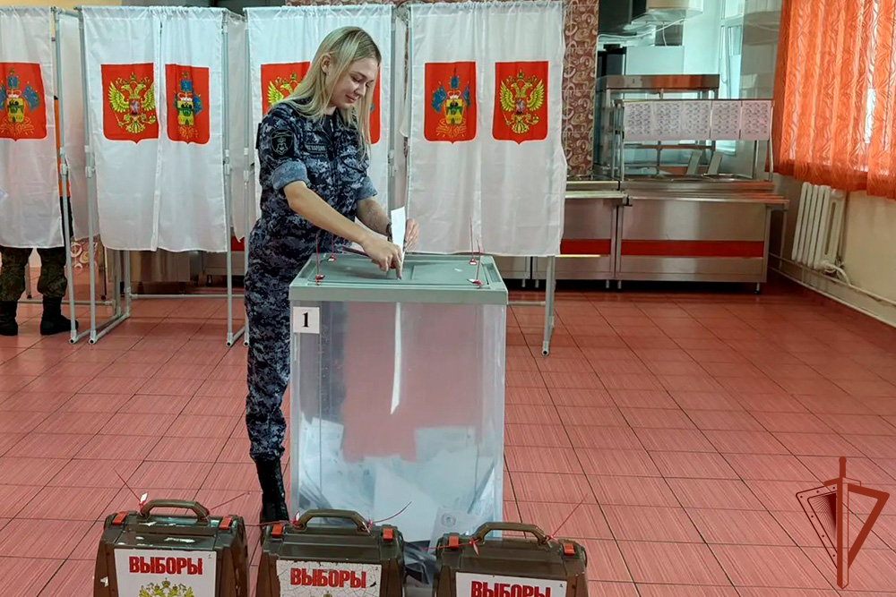 На Кубани росгвардейцы обеспечивают правопорядок во время выборов и принимают участие в голосовании