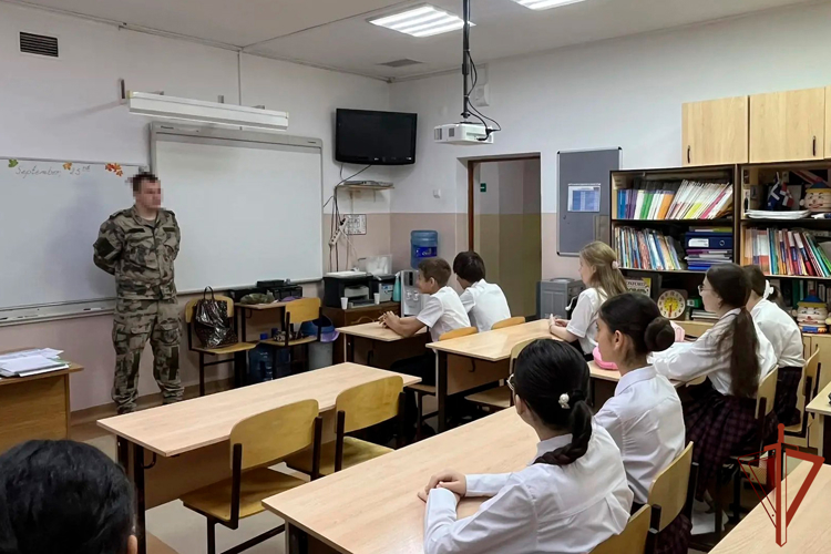 Краснодарские росгвардейцы провели уроки мужества для подшефных классов